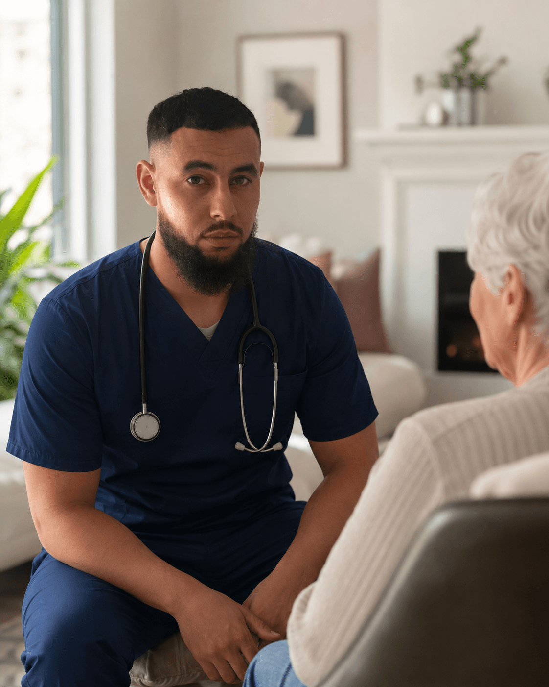 Abdelkader Bourdji à l’écoute d’une patiente à son domicile